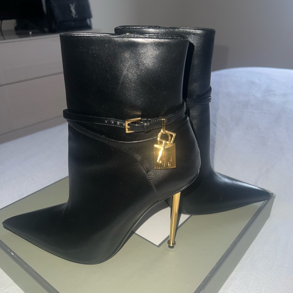 TOM FORD
Lock 105mm Leather Ankle Booties size 38